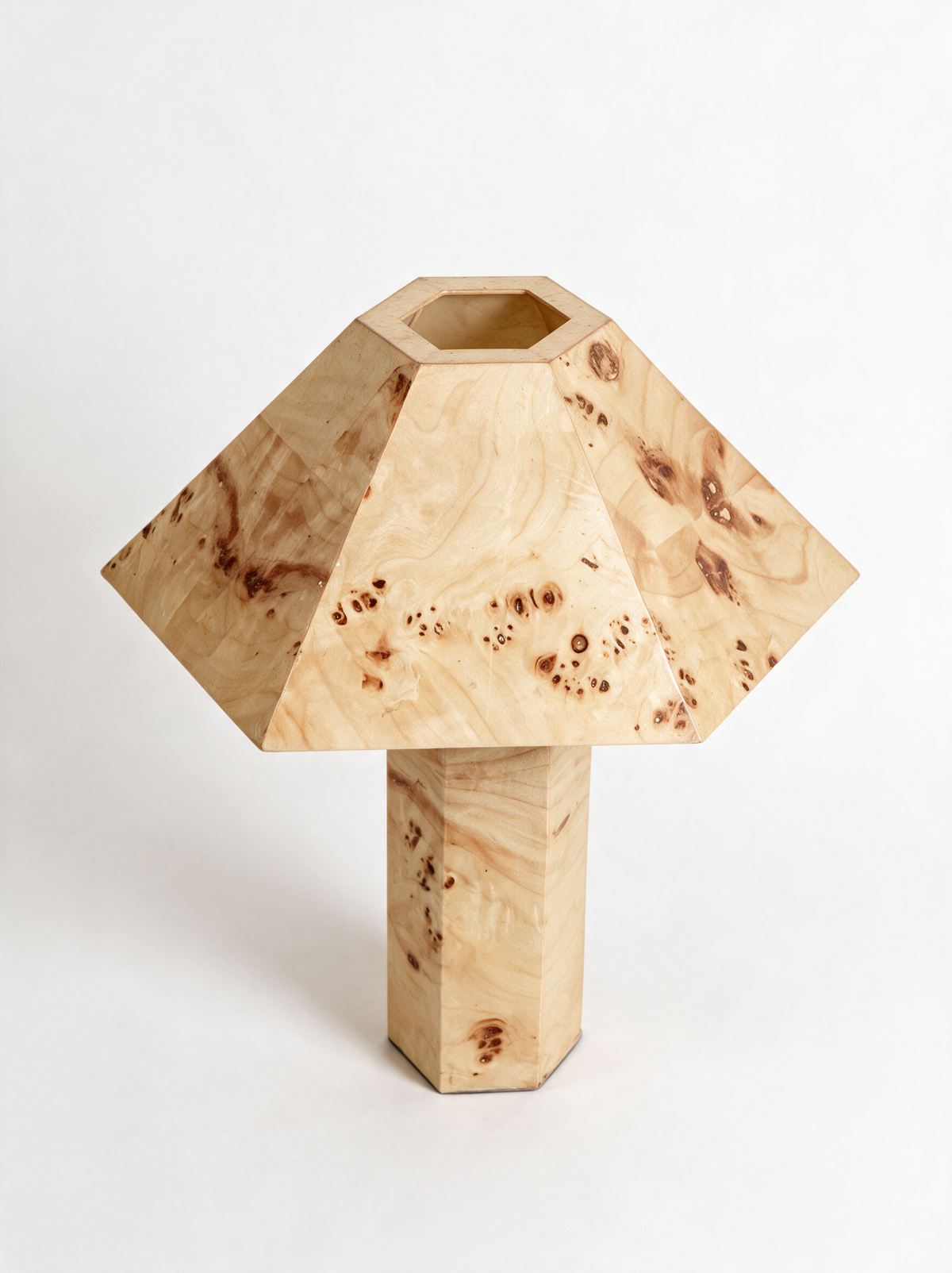 Lámpara de mesa Alva de madera veteada
