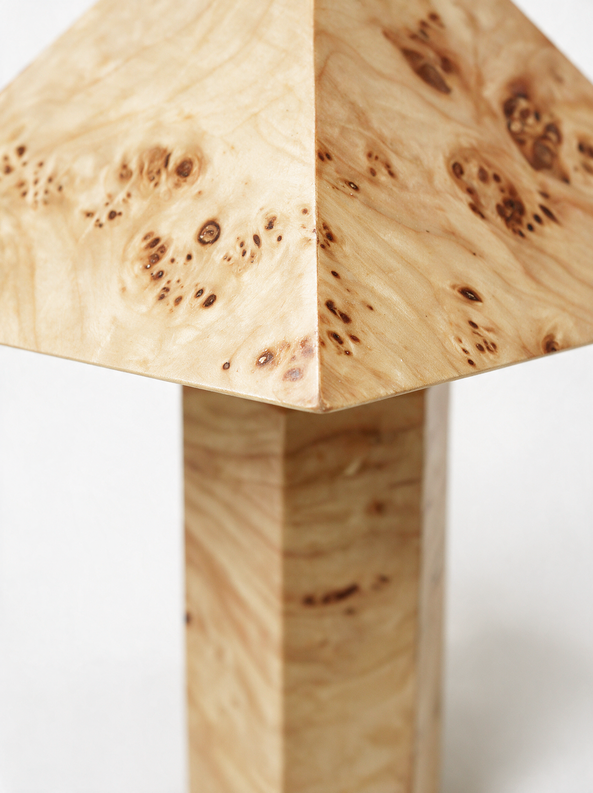 Lámpara de mesa Alva de madera veteada