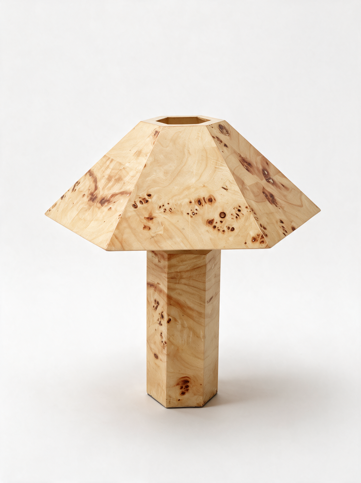 Lámpara de mesa Alva de madera veteada