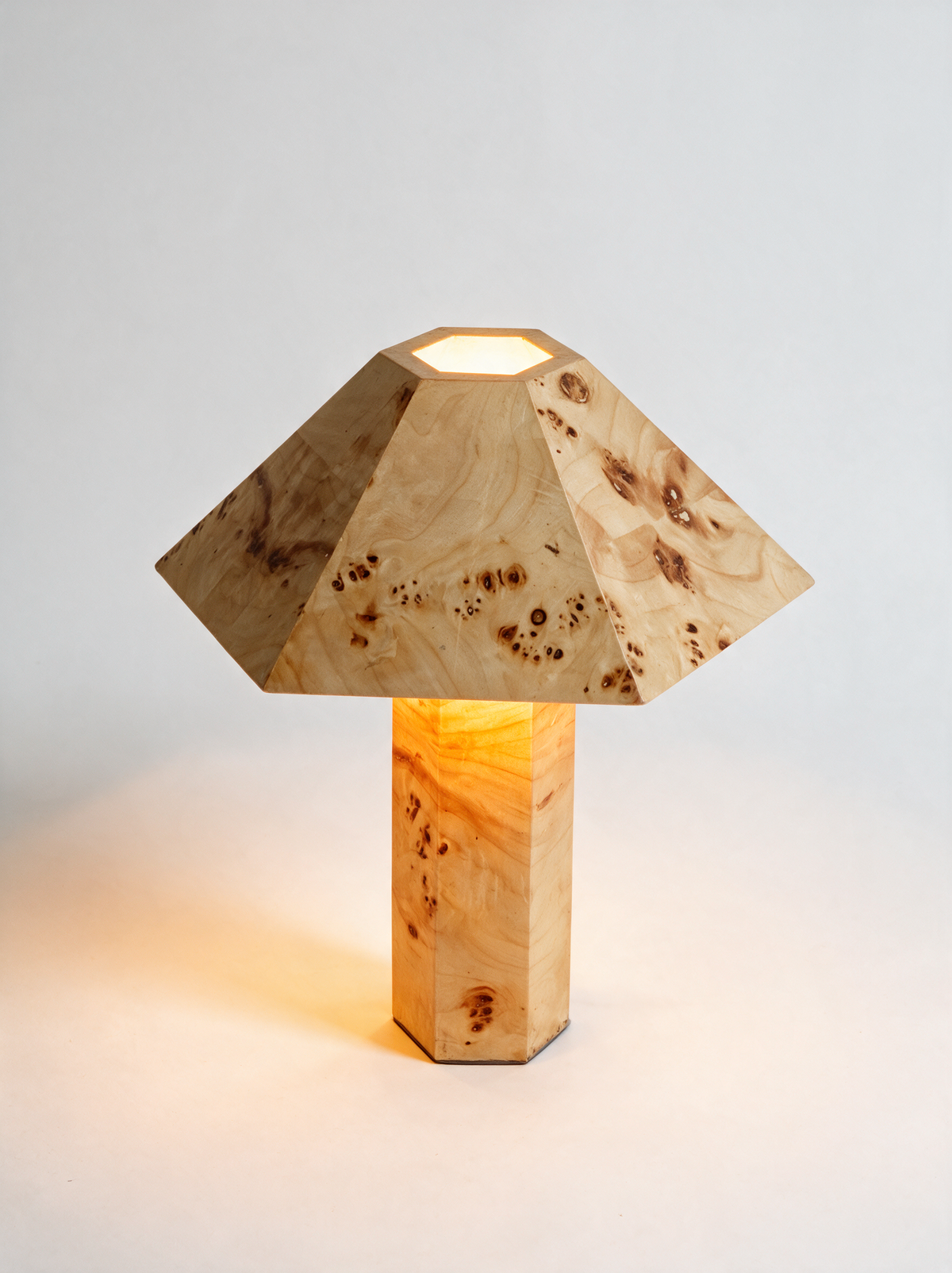 Lámpara de mesa Alva de madera veteada