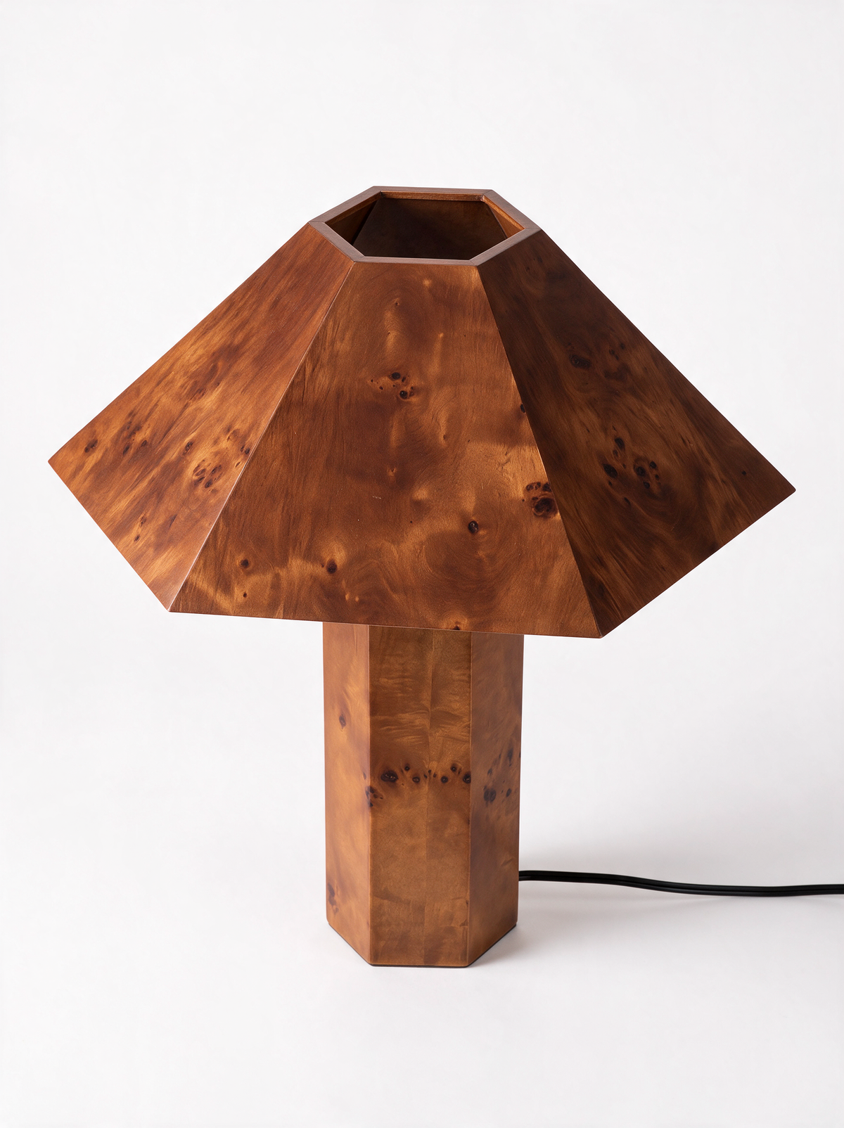 Lámpara de mesa Alva de madera veteada