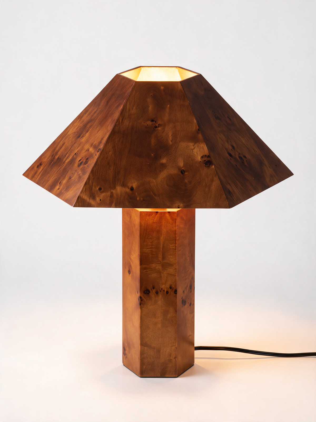 Lámpara de mesa Alva de madera veteada